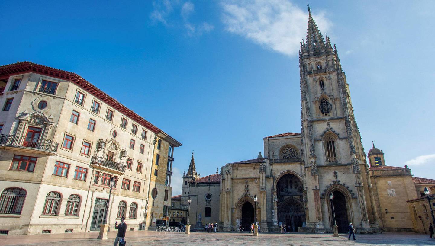 Den mektige San Salvador-katedralen står i kjernen av Oviedos gamleby, og er formet av en rekke arkitektoniske stilarter.