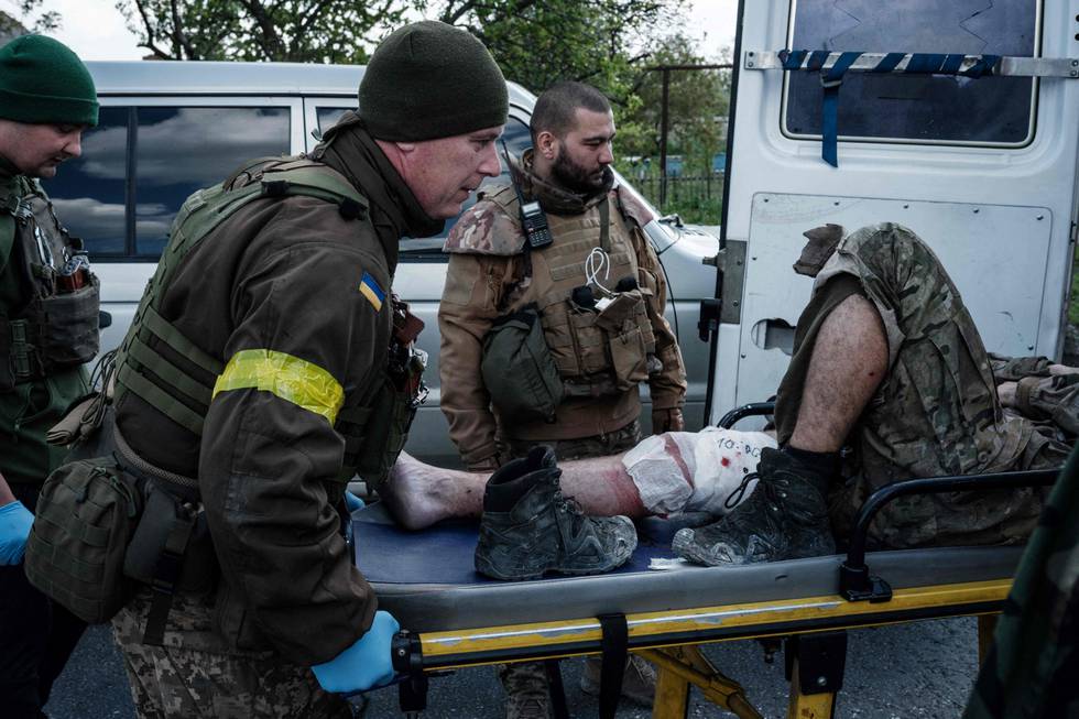 Norge har sagt ja til å ta imot 550 ukrainske pasienter. Blant disse vil det være soldater som har kjempet i krigen. Bildet viser en såret ukrainsk soldat som blir fraktet til et lokalt sykehus i Luhansk-området øst i Ukraina, og er kun ment som illustrasjon til saken.