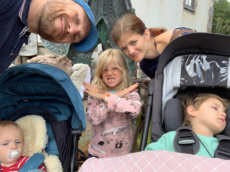 Familien Palmer på besøk i Dyreparken i Kristiansand. Ingen av dem visste da hva de hadde i vente, kun et par måneder senere.