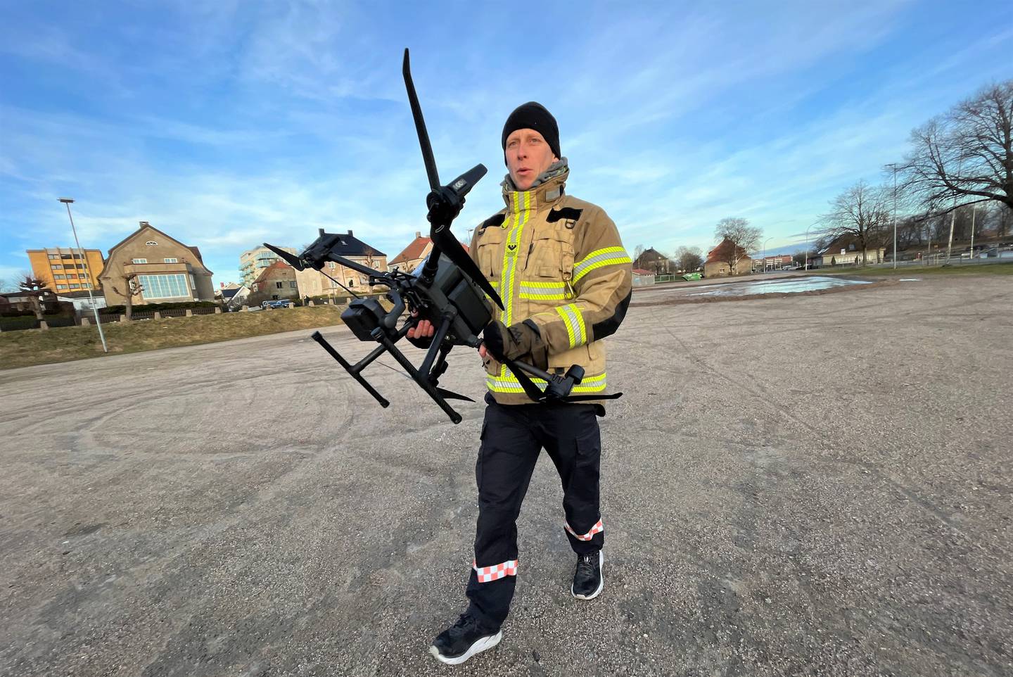 Henning Norheim i Fredrikstad brannvesen er sertifisert dronepilot, men lærer seg likevel stadig nye funksjoner.