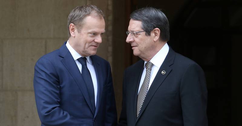 EU-president Donald Tusk (t.v.) besøkte Kypros onsdag, her med presiden Nicos Anastasiades. Kypros er svært kritisk. FOTO: NTB SCANPIX