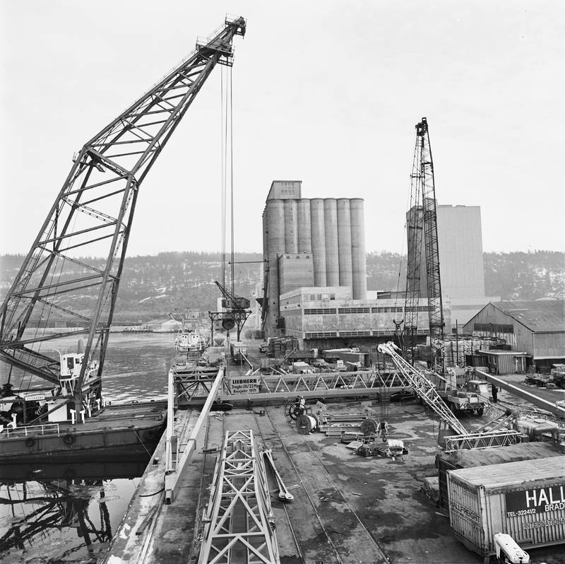 Sjursøya med Norcem sementsilo, kraner og Oslo havns anlegg i 1971