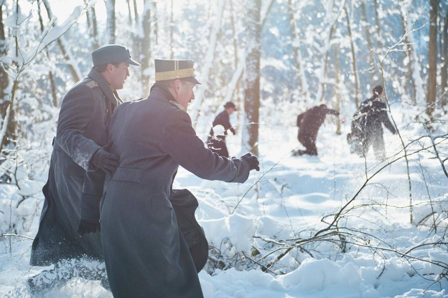 Kronprins Olav og kong Haakon på flukt fra tyskernes bomberaid i okkupasjonens første dager, byr på seriens mest dramatiske scener.