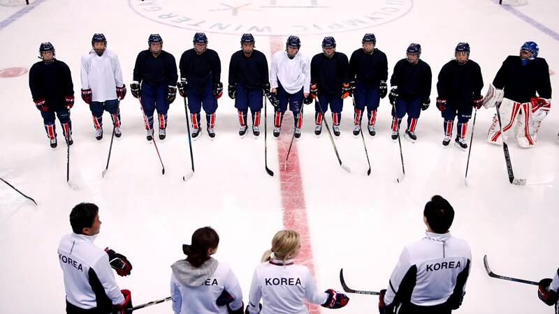 Det felles koreanske ishockeylaget for kvinner under en treningsøkt før OL.