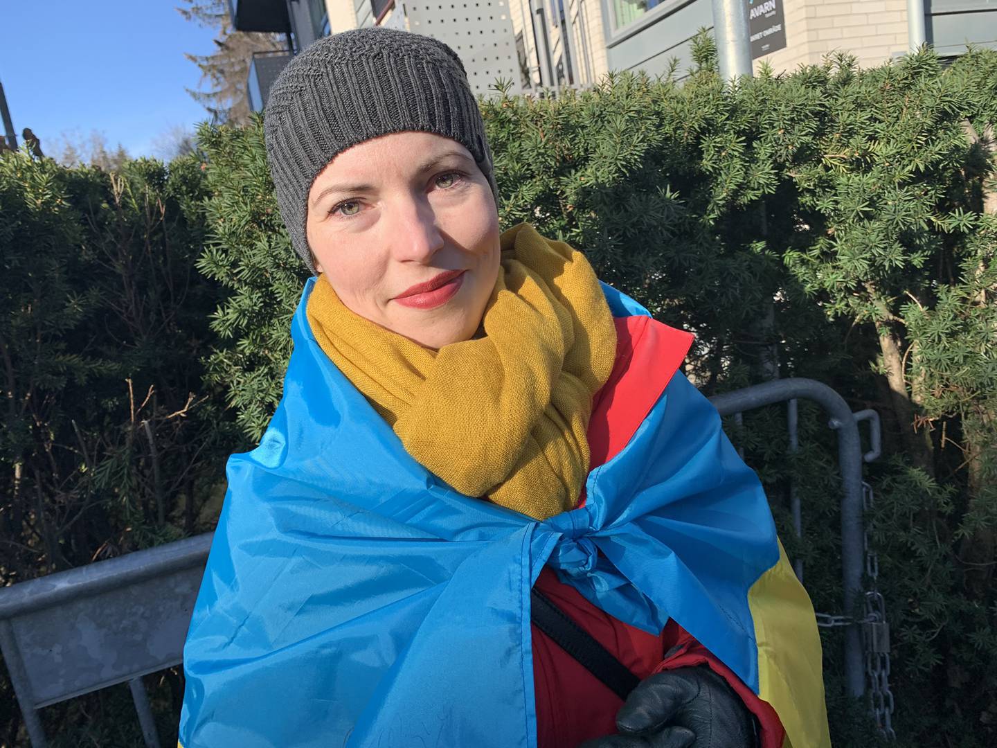 Zhanna Voskobsynik fra Ukraina utenfor den russiske ambassaden