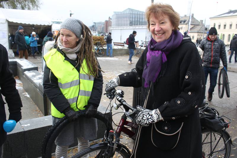 Ordfører Marianne Borgen har aldri syklet om vinteren før. Nå har hun fått piggdekk på sykkelen, og gode vinteråd av Katarina Zwilgmeyer.