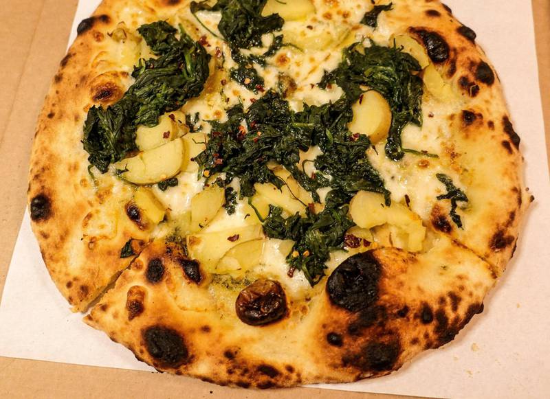 Jungel Pizza byr på en av byens beste vegetarvalg.Med poteter.