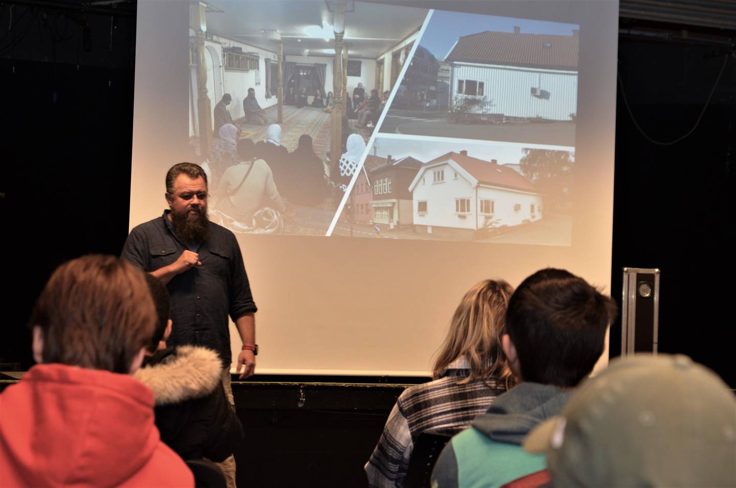 Tariq Alsagoff fra Dialogforum Østfold tok med elevene på en visuell reise til moskeen i Gunnar Nilsens gate – og menneskene som bruker den og deres tro.