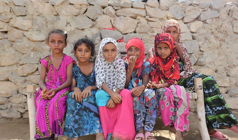 Jemen er landet i verden som skårer lavest på likestilling. Konflikten forverrer forholdene for jenter og kvinner. Disse jentene bor i en fattig bydel i byen Hodeida, der underernæring har rammet befolkningen kraftig.