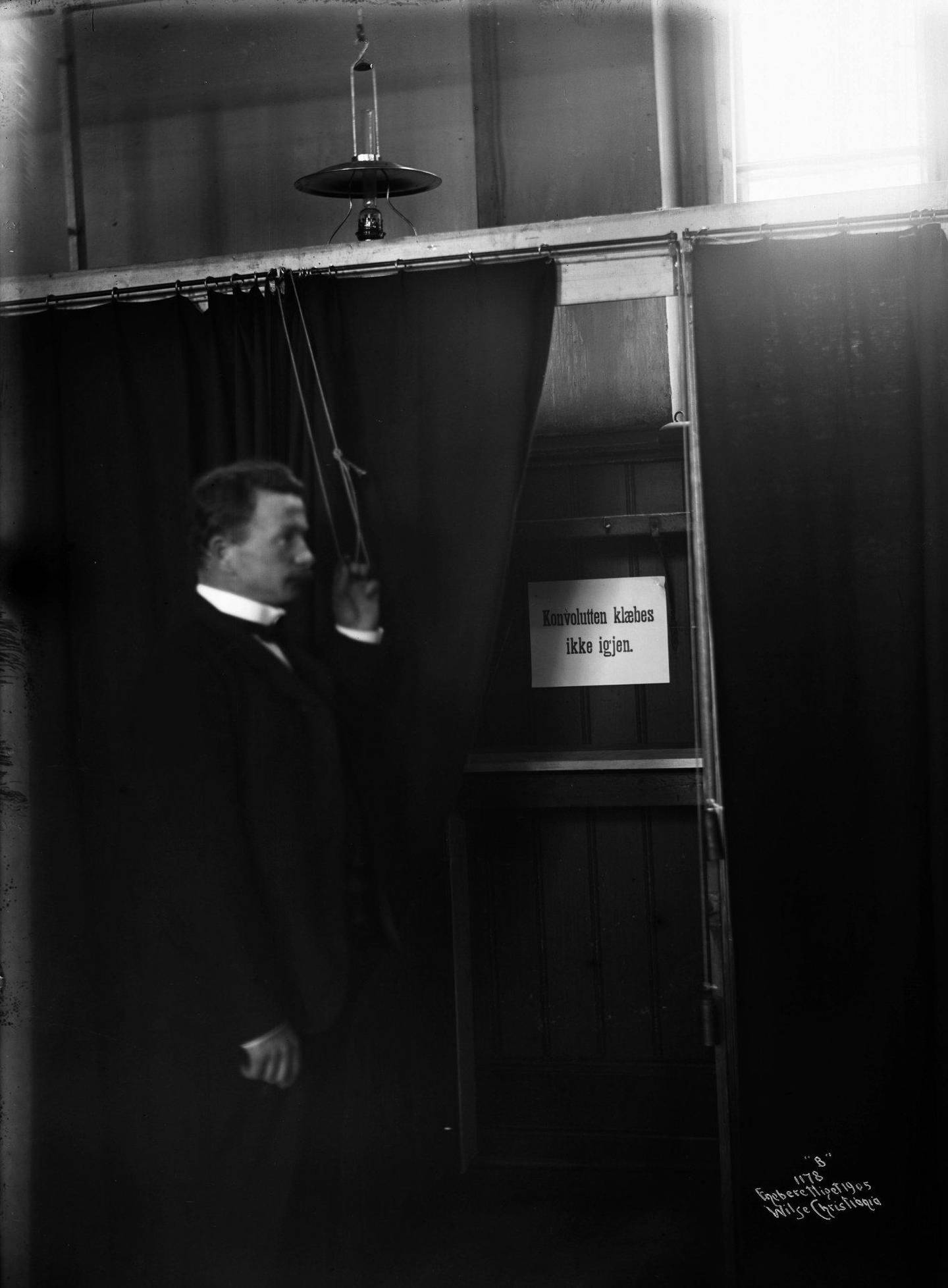 valg- lokalet: Foto fra valglokalet i Akershus festning i 1905. FOTO: ANDERS B. WILSE/OSLO MUSEUM