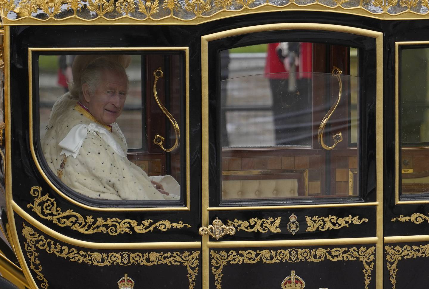 Kong Charles og dronning Camilla er på vei til Westminster Abbey for å krones. Foto: Vadim Ghirda / AP / NTB