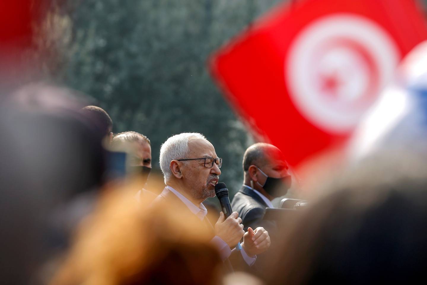 Rached Ghannouchi, lederen for Ennahda, snakker til oppmøtte under en markering mot president Kais Saied i februar i år.