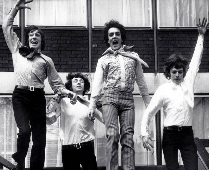 Pink Floyd feirer platekontrakten med EMI 3. mars 1967. Syd alltid foran. FOTO: NTB SCANPIX