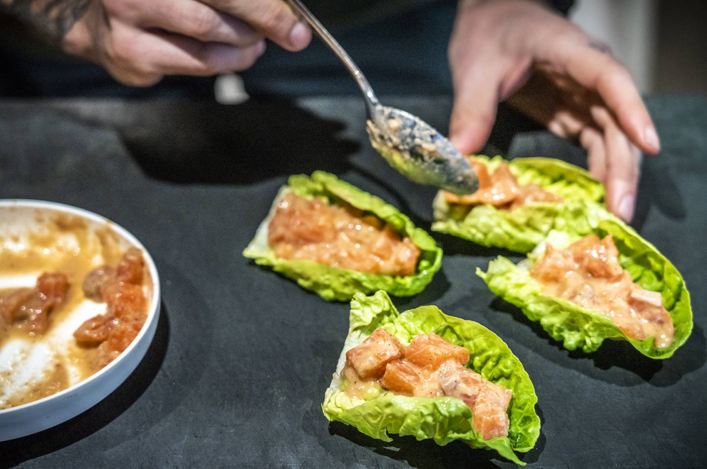 FRISKE SMAKER: Ceviche i hjertesalat er perfekt å servere når sommervarmen innfinner seg. Foto: Ole Berg-Rusten / NTB