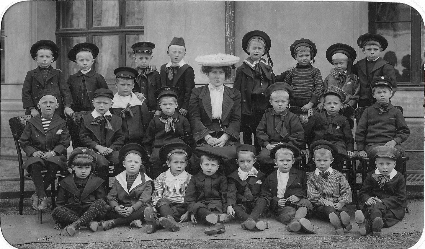 Velkledd gutteklasse ved forberedelsesskolen til Vestheim skole i Skovveien 9 i 1903. «Vi førsteklassinger startet med å lære å bukke og neie. I tur og orden kom vi inn døren, stanset, lukket den, bukket og gikk på plass.» FOTO: J. DAVID/OSLO BYARKIV