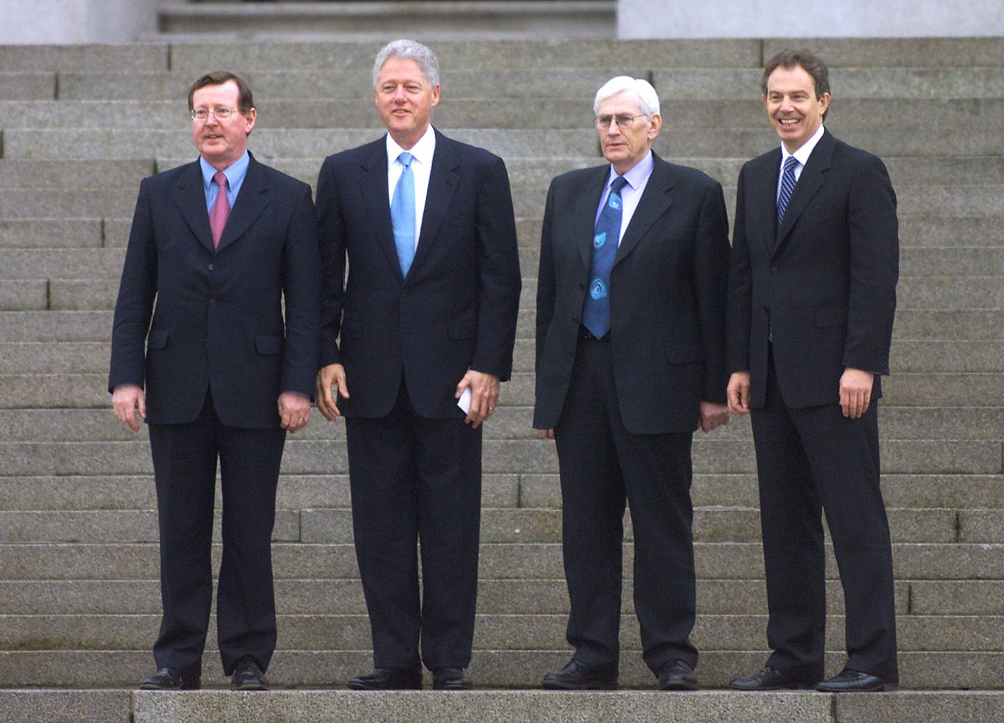 President Bill Clinton var sterkt engasjert i fredsprosessen i Nord-Irland. Her er han i 2000 i Belfast sammen med daværende førsteminister i Nord-Irland, David Trimble,  viseførsteminister Seamus Mallon og Storbritannias statsminister Tony Blair.