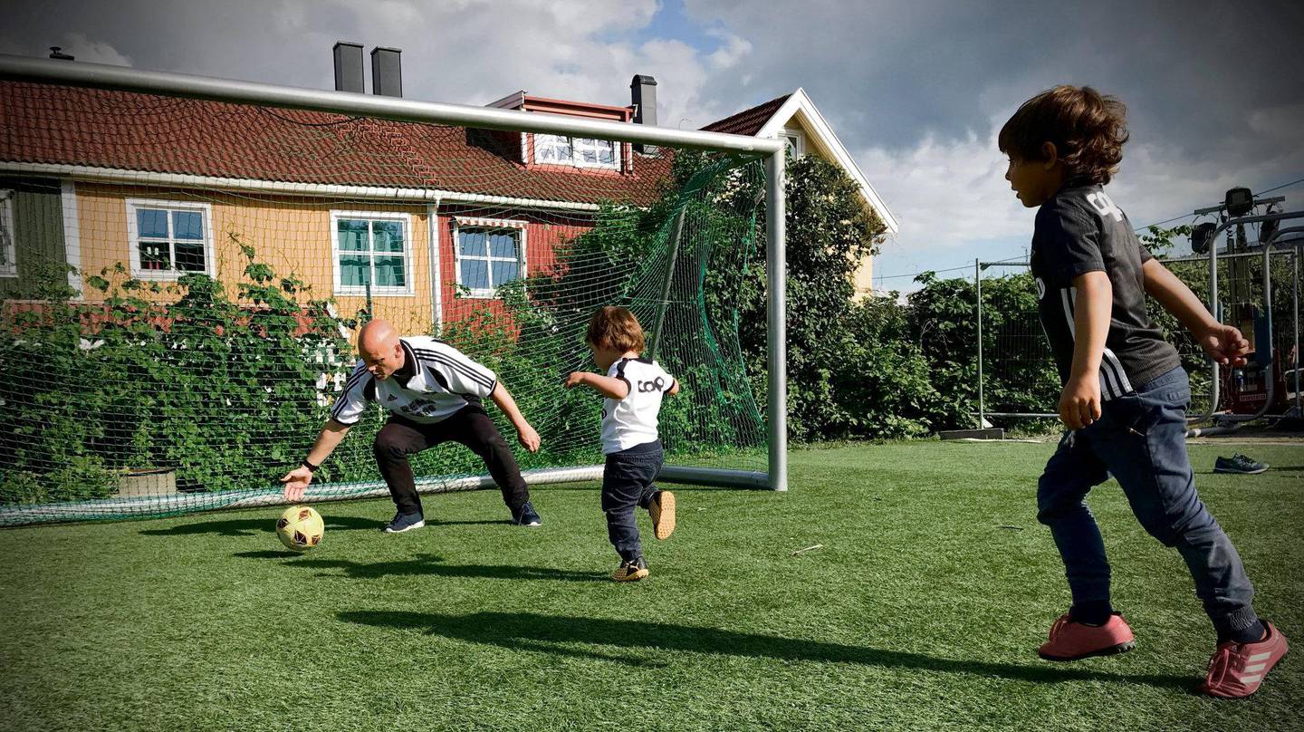 Det nærmeste journalisten har kommet Rosenborg hittil i år, er ballspill med egne barn iført den vakre drakten. Det er ikke helt det samme. Foto: Jessica Allande