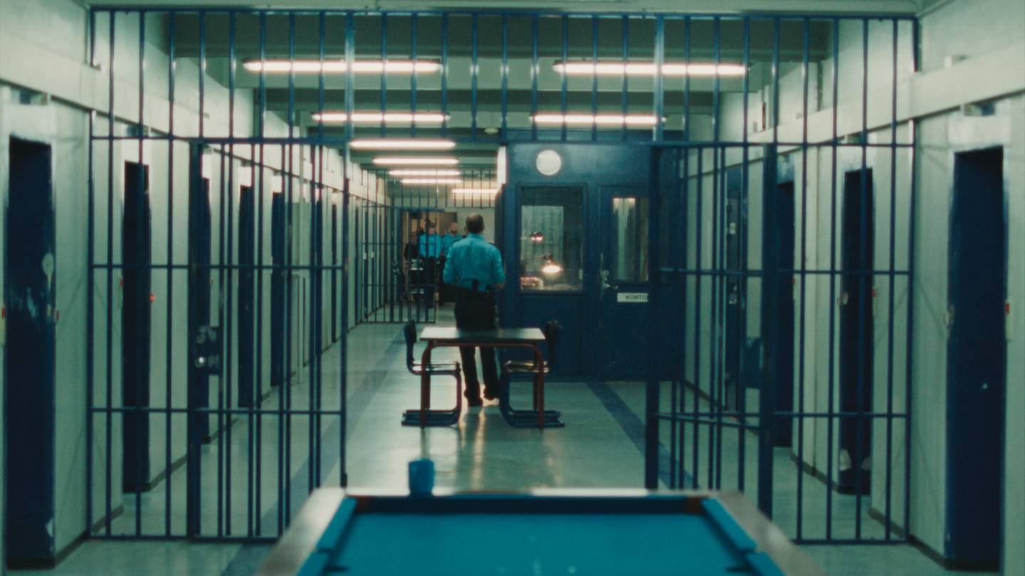 «Huset» skiller seg ut fra andre fengsel-serier ved at fokus er på de ansatte, ikke på innsattes tilværelse innenfor murene, i følge DRs fiksjonsjef Henriette Marienlund.