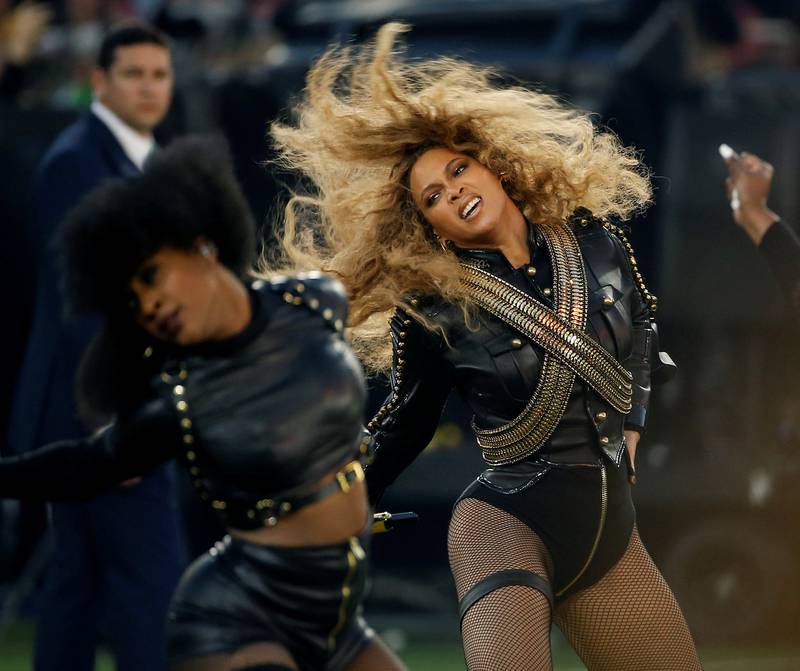 Beyoncé på Super Bowl i februar, der hun skapte debatt med den politiske sangen «Formation». FOTO: MATT SLOCUM/AP/NTB SCANPIX