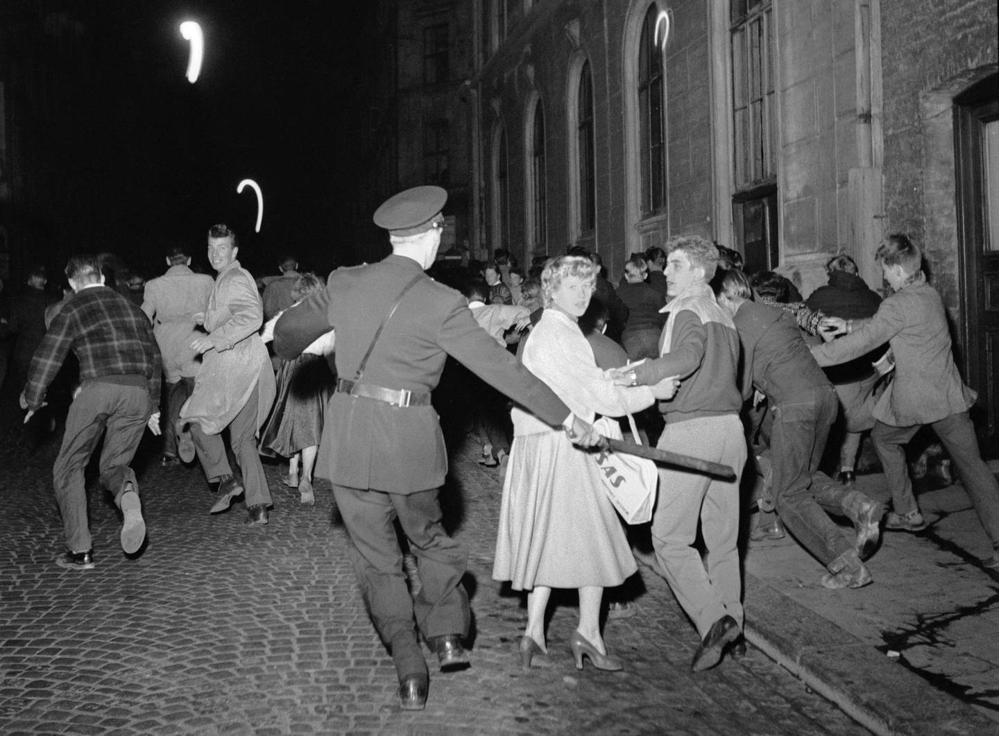 Politi jager ungdom etter visning av filmen "Rock Around the Clock"  på Sentrum kino i 1956.