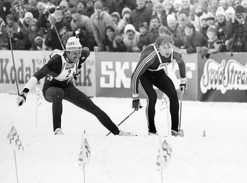 1982: Oddvar Brå og Alexander Savjalov samtidig over målstreken i VM-stafetten. Vakrere enn delinga av stafettgullet mellom Norge og Sovjetunionen, blir ingen idrett. FOTO: NTB SCANPIX