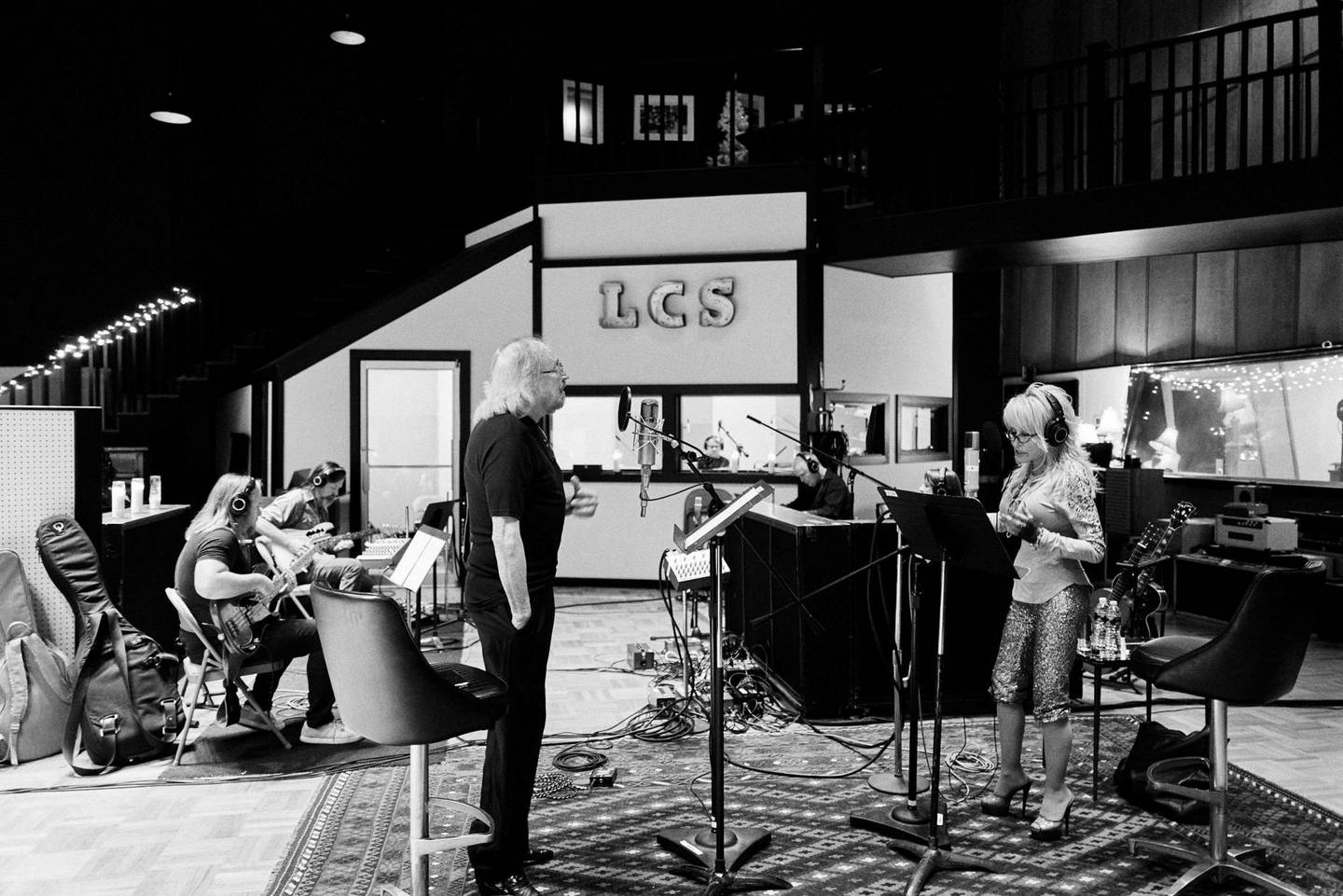Dolly Parton med Barry Gibb, 38 år etter at hun og Kenny Rogers fikk «Islands In The Stream» av ham.