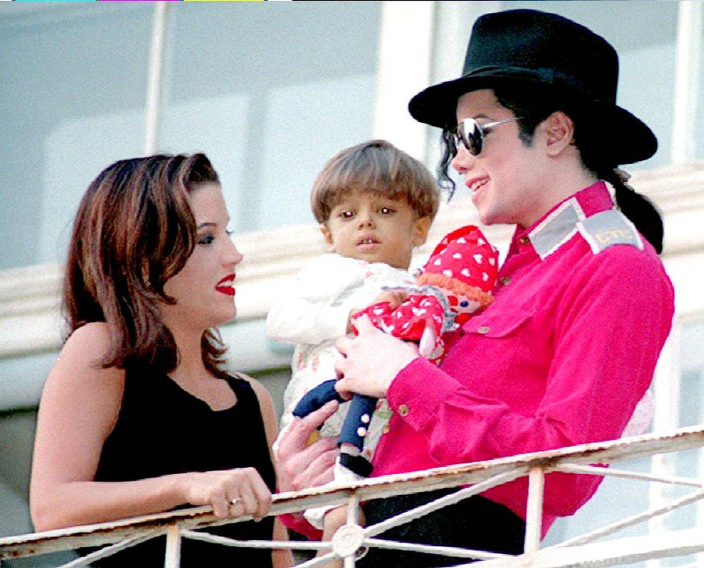 Lisa Marie var i sin tid gift med popkongen Michael Jackson. Her er de sammen i 1994 på et barnesykehus der Jackson holder opp en fire år gammel ungarsk gutt. Arkivfoto: NTB