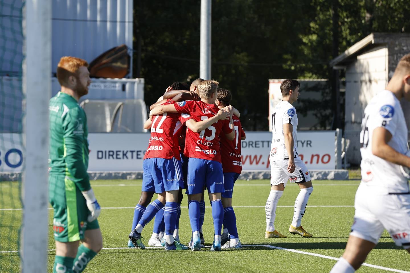 Skeid-spillerne jubler etter Jakob Romsaas' 1-0-scoring mot Sogndal på Grorud Arctic Match mandag.
