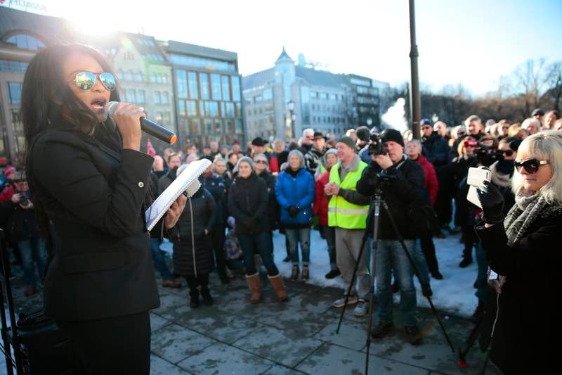 Debattant Shurika Hansen holdt appell til støtte for Sylvi Listhaug foran Stortinget søndag ettermiddag