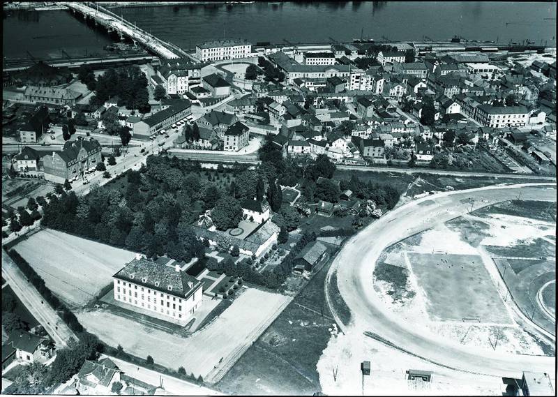 Flyfoto av Strømsø sentrum, med Drammens Museum til venstre og Marienlyst travbane til høyre.