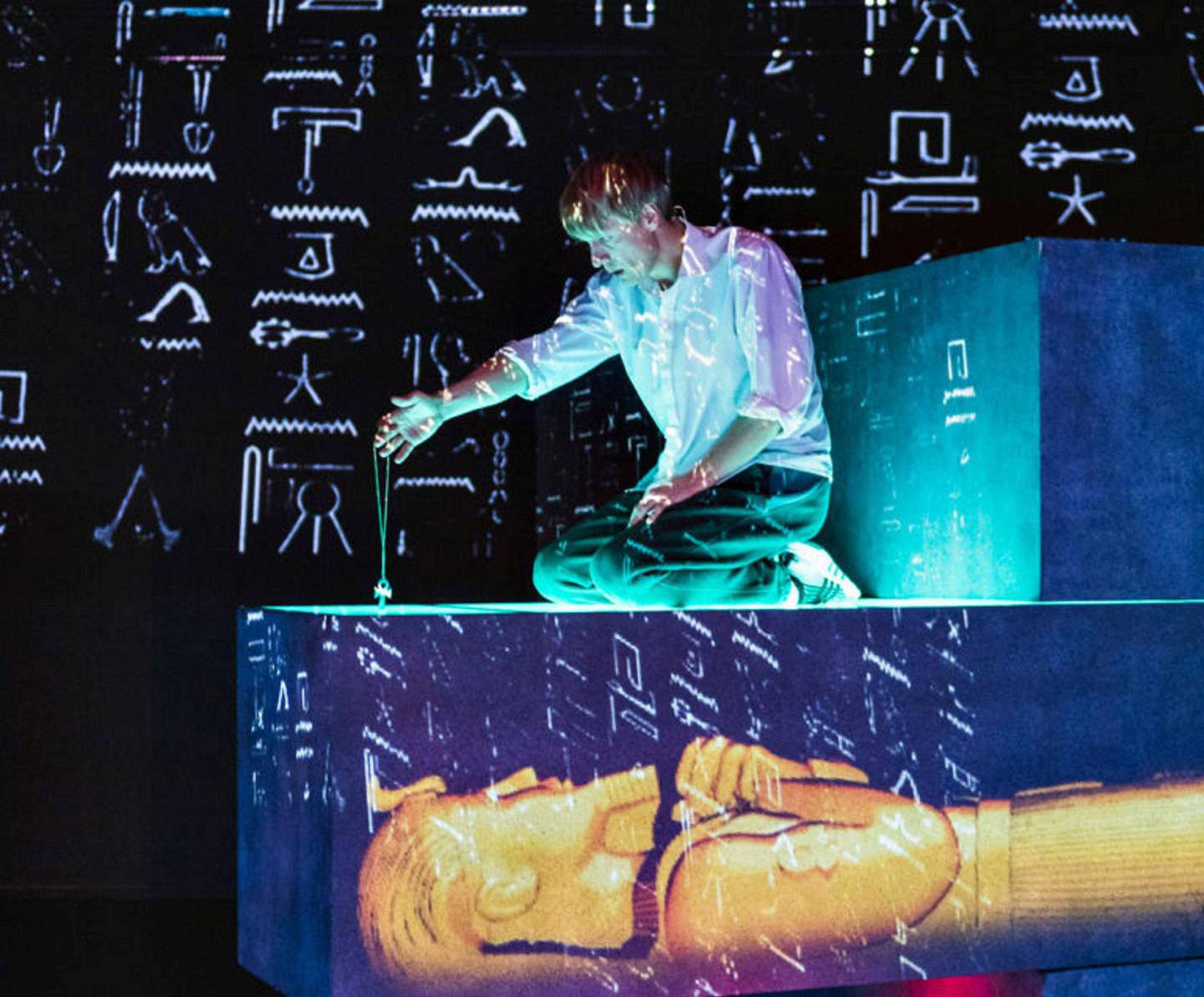 I forestillingen om den hyperaktive gutten Per Viggos reise til Egypt, er scenografien laget i et elegant samspill mellom data-/videoteknikk og fysiske byggemoduler i rommet.