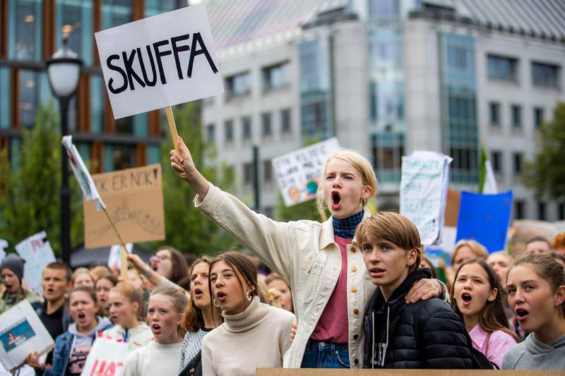Oslo 2019830. 
Skoleelever har klimastreik foran Stortinget i Oslo fredag.
Foto: Håkon Mosvold Larsen / NTB scanpix