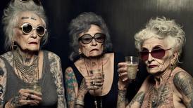 Rocker inn i alderdommen: uekte damer på klubb