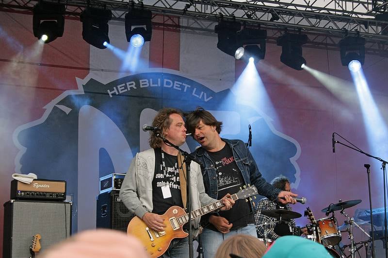 Gitarist Bård Schanche og vokalist Kjell Undheim i Ingenting under sitt sett på festivalen Herlige Vaulen lørdag kveld.