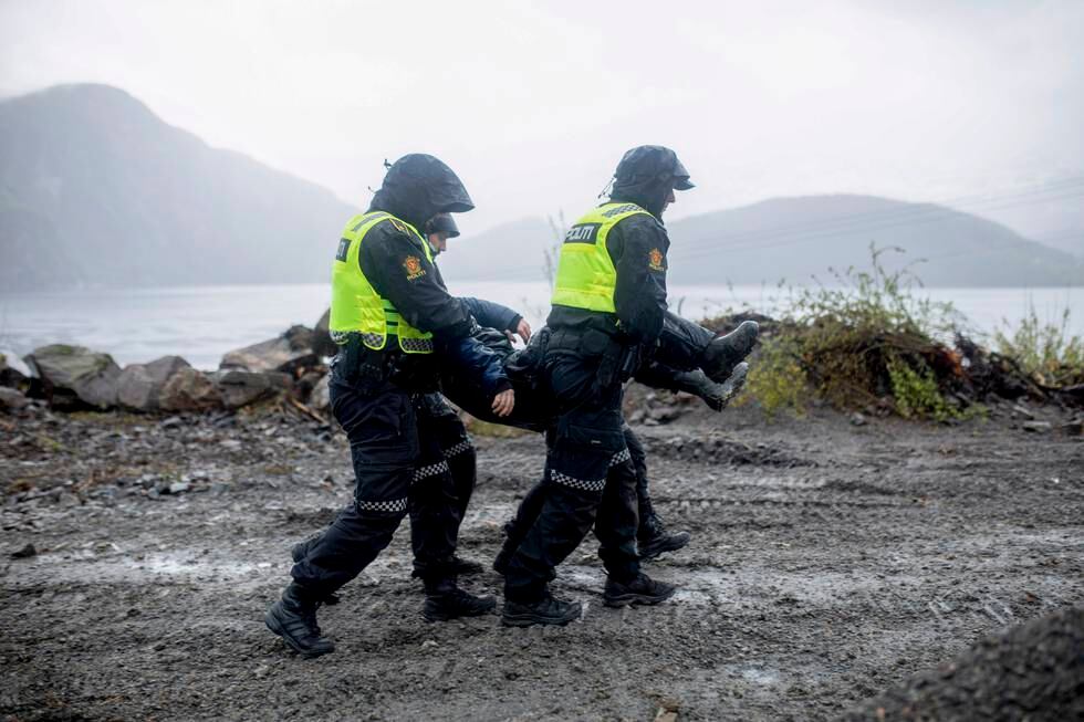 Aksjonister fra Natur og Ungdom fjernes av politiet etter at de prøvde å stanse anleggsarbeidet for Nordic Minings gruveprosjekt ved Førdefjorden.