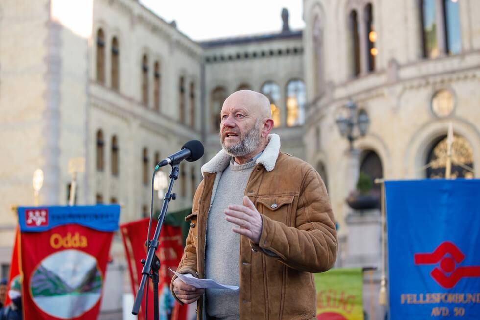 Administrerende direktør i Norsk Industri, Stein Lier-Hansen, holdt tale under en demonstrasjon mot høye strømpriser utenfor Stortinget.
Foto: Javad Parsa / NTB