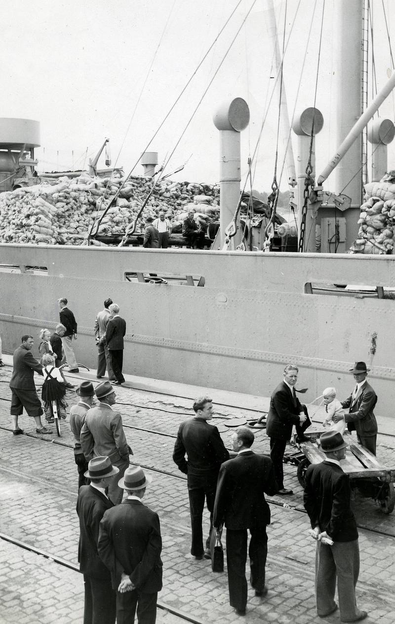 FOLKEFEST: Det var folkefest da bananbåtene la til kai i Oslo i tiden etter krigens slutt. Dette bildet er fra 1945. FOTO: ARBEIDERBLADET