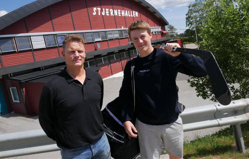Trond Magnussen og sønnen Kasper Magnussen (16). Junior er klar for hockeygymnas i svenske Leksand, hvor pappa har spilt. Stjernehallen, Stjernen, ishockey, hockey
