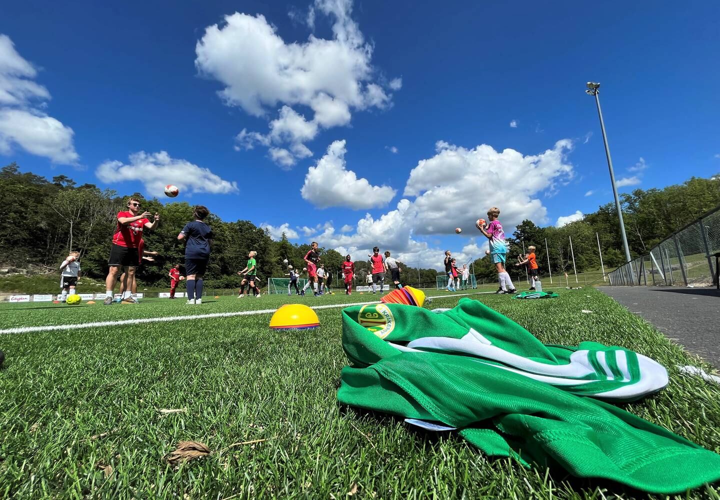 122 barn samt 35 instruktører og funksjonærer er i sving med gratis fotballskole på Kråkerøy denne uka.