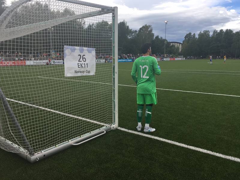 Det ser ut som KFUM-keeper Orhan Simsek spiller Norway Cup, men banemerkingen var ikke helt oppdatert foran lørdagens 2. divisjonskamp.