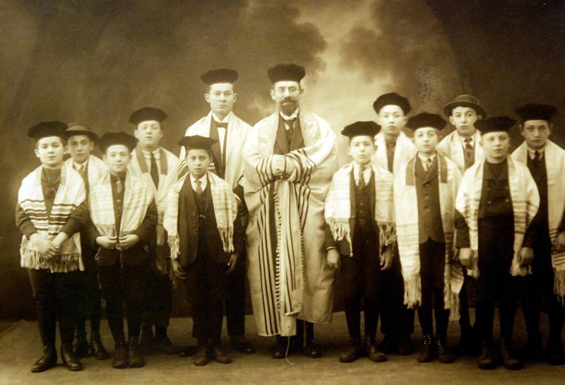 Det jødiske guttekoret med kantor Selig Gotthelf i midten i synagogen i Calmeyers gate i 1923. Synagogen var sentralt plassert i Hausmannskvartalet, hvor østeuropeiske jøder slo seg ned fra slutten av 1800-tallet.