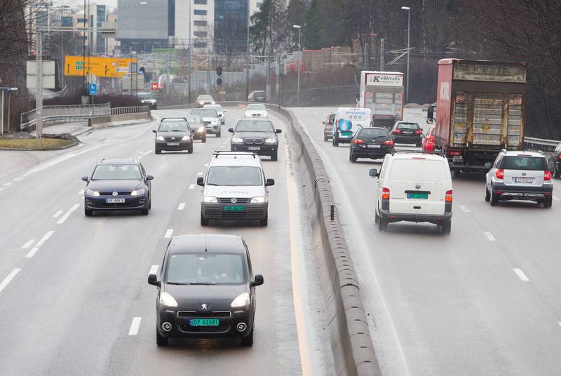 Biltrafikken fortsetter å vokse i Norge. I mange andre europeiske land hvor det er mer vanlig å reise kollektivt, går bruken av privatbil ned, ifølge EEA. FOTO: HILDE UNOSEN