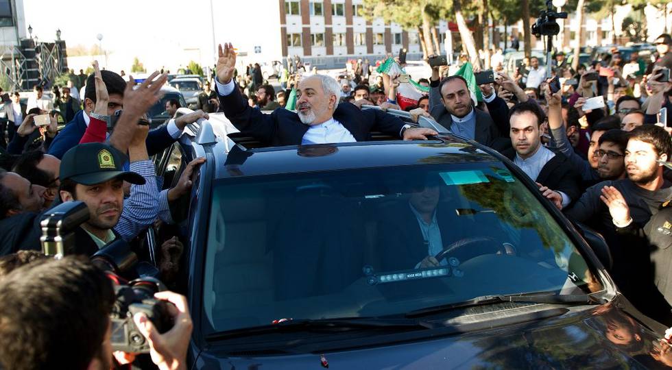Utenriksminister Mohammad Javad Zarif ble tatt imot som en helt da han kom tilbake til Iran etter at atomavtalen var i boks sist uke. Avtalen blir sett som et tegn på Iran er klar for å åpne opp mot Vesten. FOTO: BORNA GHASEMI/NTB SCANPIX