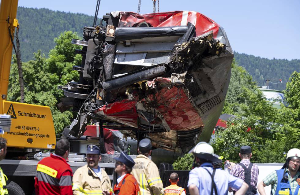 En togvogn blir løftet opp etter å ha sporet av og veltet i Burgrain ved Garmisch-Partenkirchen. Fem personer er omkommet og mange andre er skadd. Foto: Sven Hoppe / DPA via AP / NTB