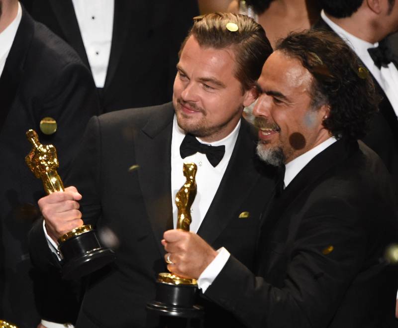 Leonardo DiCaprio sammen med regissør Alejandro Innaritu, begge Oscar-vinnere for filmen «The Revenant». FOTO: AFP/NTB SCANPIX