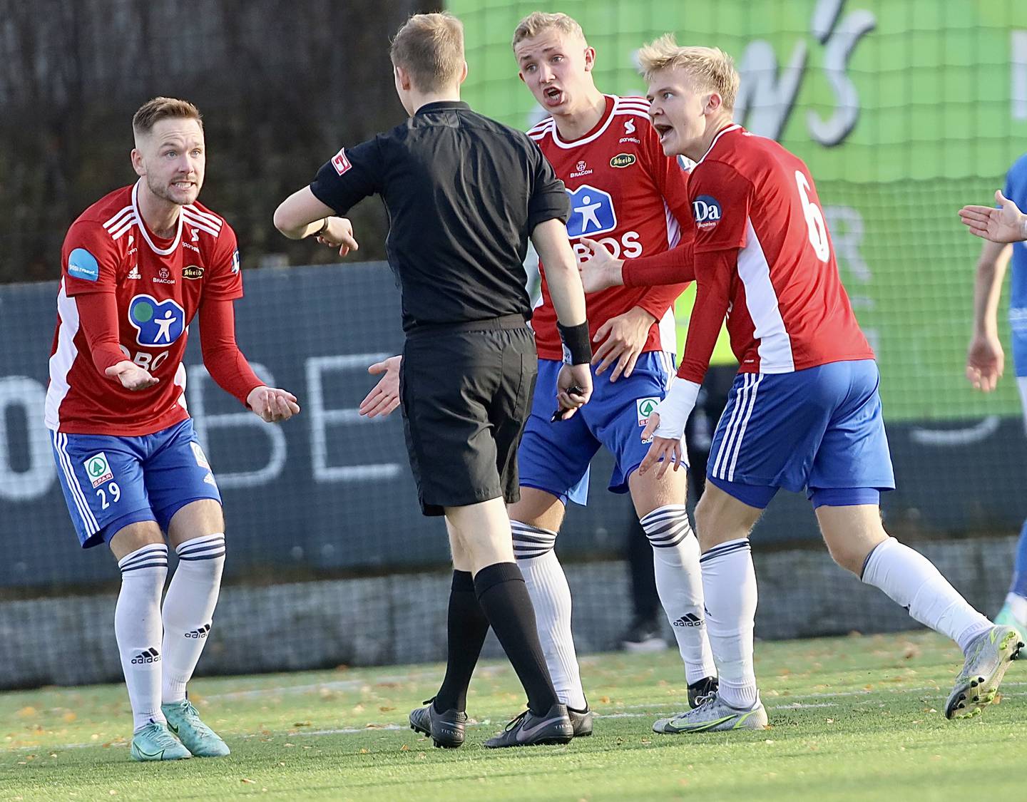 Skeid-spillerne var svært misfornøyd med avgjørelsen til dommer Anders Bodding på overtid i kampen mot Kjelsås på Grefsen stadion lørdag.