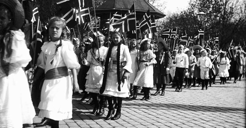 Det var delte meninger om jentenes inntreden i «guttetoget» i 1889. Én avis mente at gleden som lyste ut av jentenes ansikter, forskjønna hele toget, mens en annen mente at jent­ene ødela toget fordi de mangla flagg og ikke kunne marsj­ere. Bildet er fra 1908.