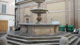 Turist bøtelagt for å spise lunsj ved fontene i Roma