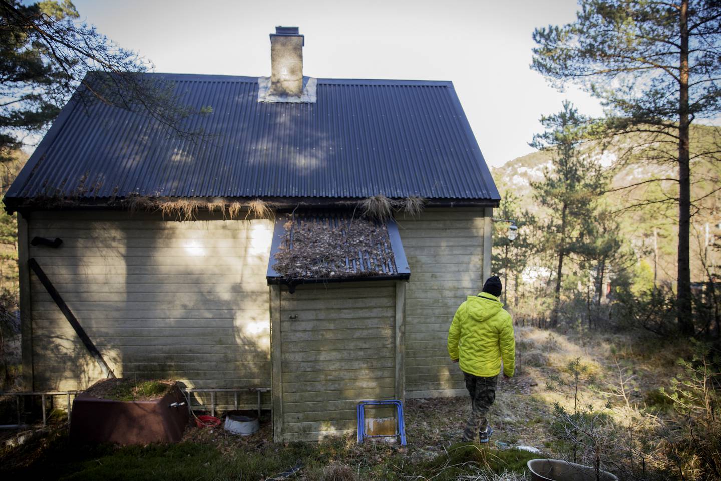 Herman er tilbake på Lauvås der han ble hentet av politet fire uker gammel. Hytta han bodde i er brent, men hytta nedenfor står fremdeles.