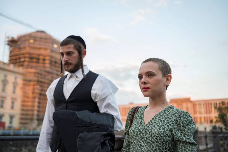 «Unorthodox», tysk serie om Esty, som rømmer fra et strengt religiøs jødisk samfunnn til Berlin, et høydepunkt på Netflix denne våren. Foto: Netflix